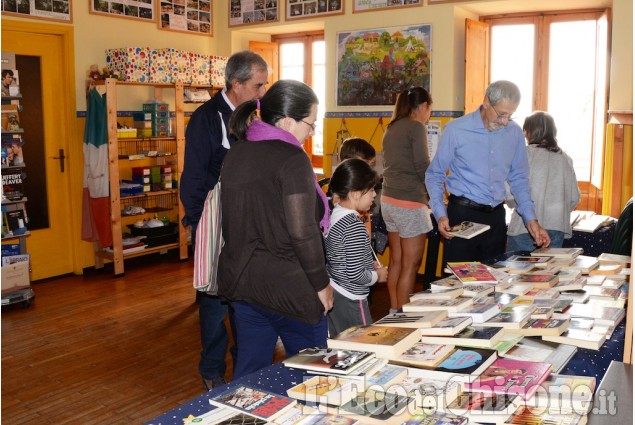 La festa del libro nella piccola biblioteca di Prarostino