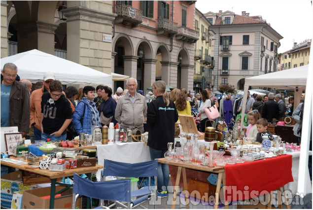 Pinerolo: Mercatino delle pulci.