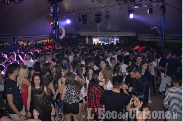 La festa di fine anno scolastico a bordo piscina