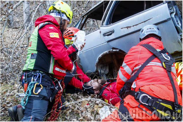 Soccorso Alpino e Croce verde: esercitazione congiunta nella scarpata