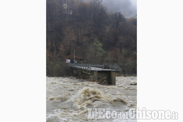 Sanfront, il ponte crollato e i danni