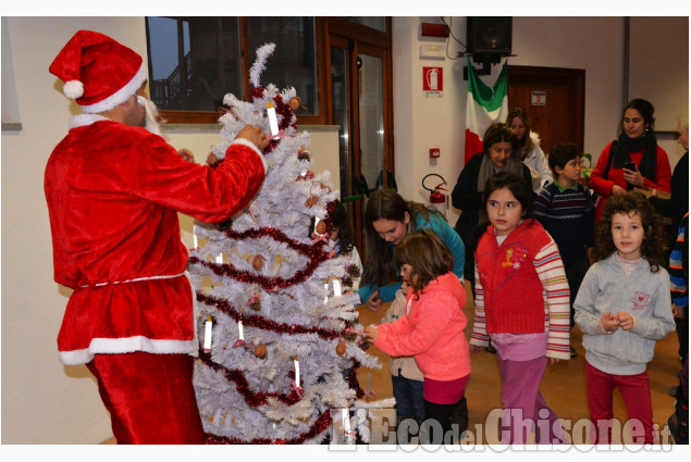 Prarostino i bambini addobbano l&#039;albero di Natale