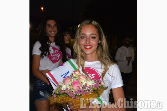 Studenti in festa in piscina e miss Liceo