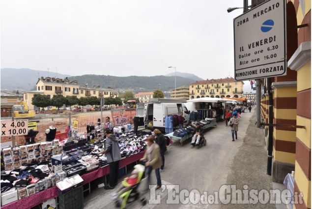 Mercato di Luserna tra ruspe e furgoni