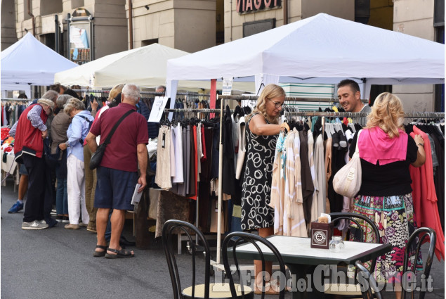 Pinerolo, notte bianca e vetrine in centro