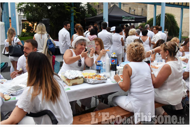 Pinerolo : La lunga tavola bianca in via Buniva