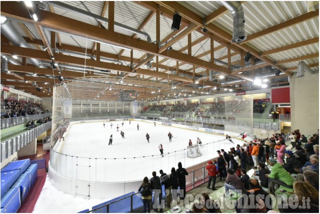 Le prime immagini della attesa serata dì hockey ghiaccio a Torre