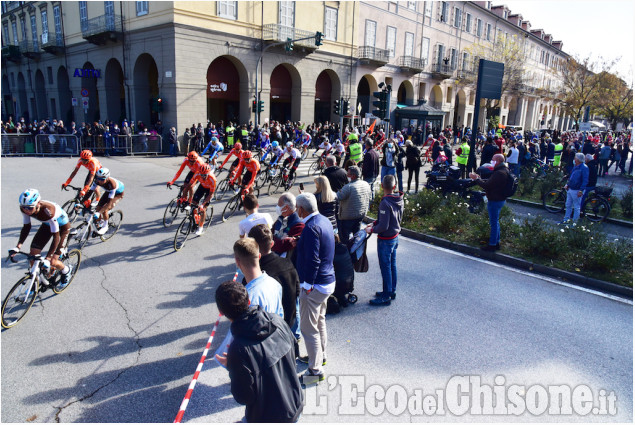 Giro d'Italia, il transito a Pinerolo verso il Sestriere