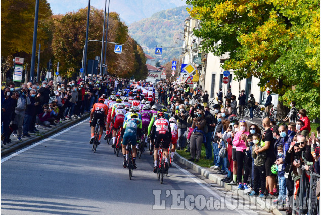 Giro d'Italia, il transito a Pinerolo verso il Sestriere