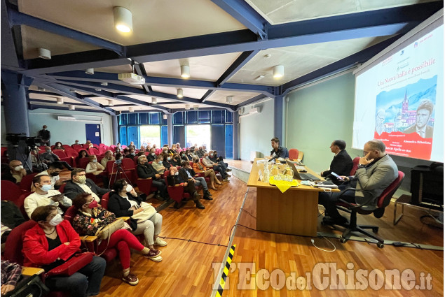 Pinerolo:Sala piena per ascoltare Alessandro Di Battista scrittore