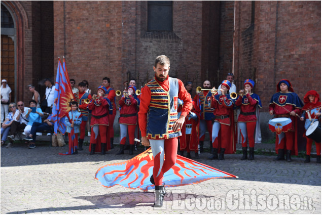 Pinerolo:Per la fiera gli sbandieratori di Asti e i giochi per bambini in piazza