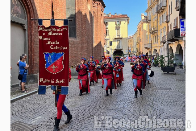 Pinerolo:Per la fiera gli sbandieratori di Asti e i giochi per bambini in piazza