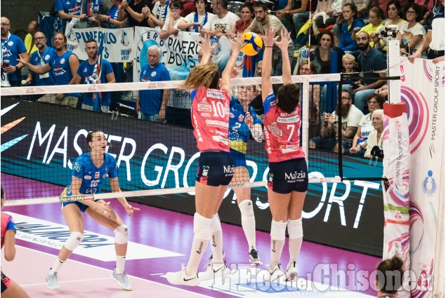 Volley, la serata al Pala Bus Company: Pinerolo-Novara in immagini