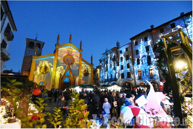 Pinerolo: Nel centro Mercatino, Luci  e Babbo Natale 