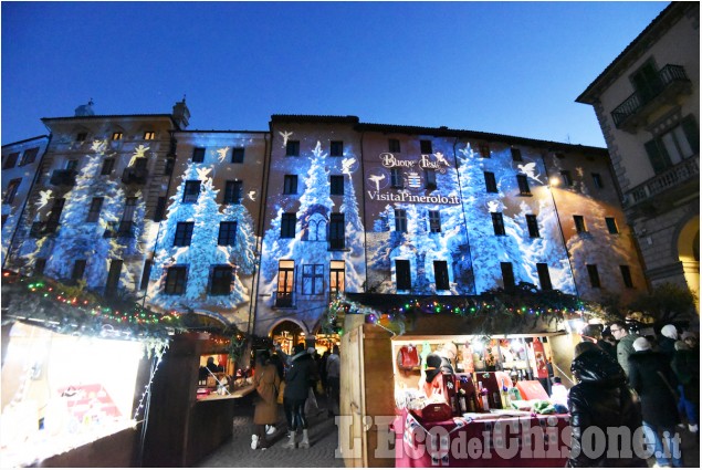 Pinerolo: Nel centro Mercatino, Luci  e Babbo Natale 