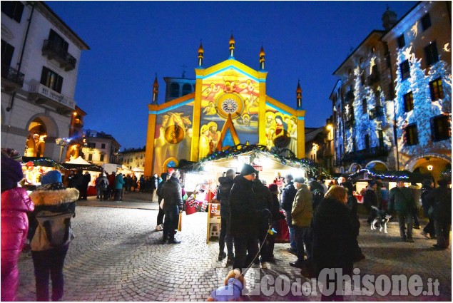 Pinerolo: Nel centro Mercatino, Luci  e Babbo Natale 