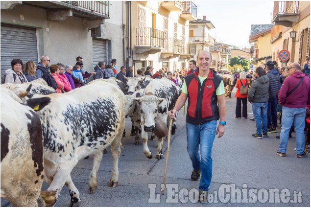 Bobbio Pellice: Tanta gente alla fiera d'la Calà