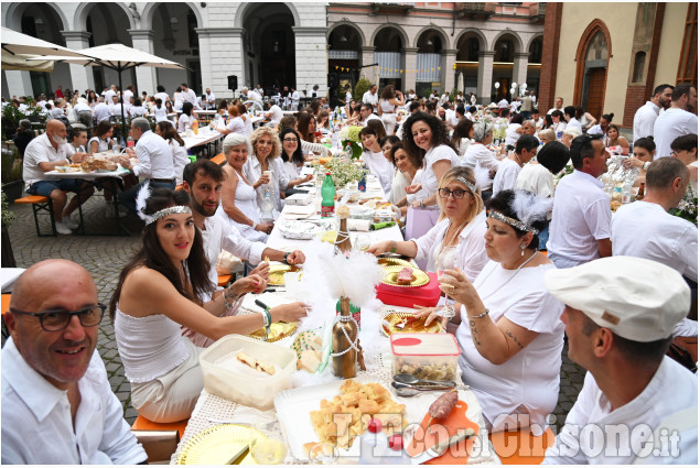 Pinerolo: Cena in Bianco nel centro storico