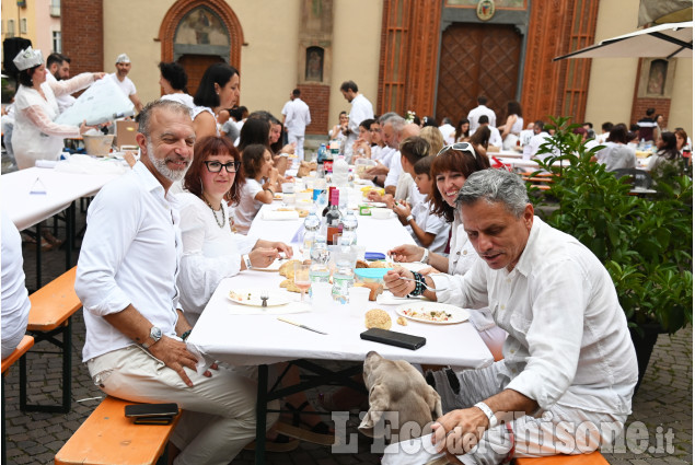 Pinerolo: Cena in Bianco nel centro storico