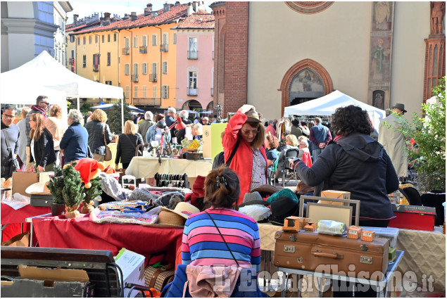 Pinerolo,il mercatino delle pulci nel centro storico