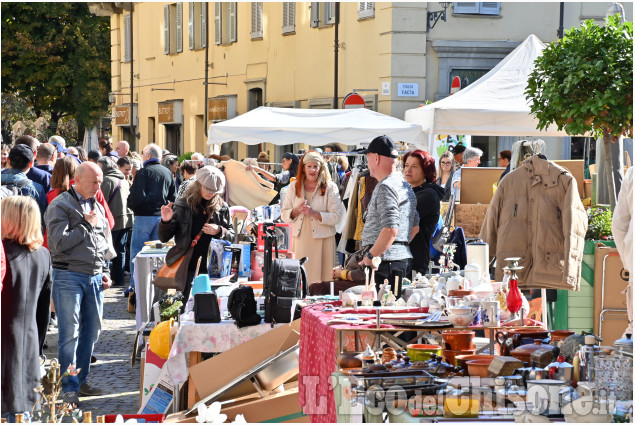 Pinerolo,il mercatino delle pulci nel centro storico