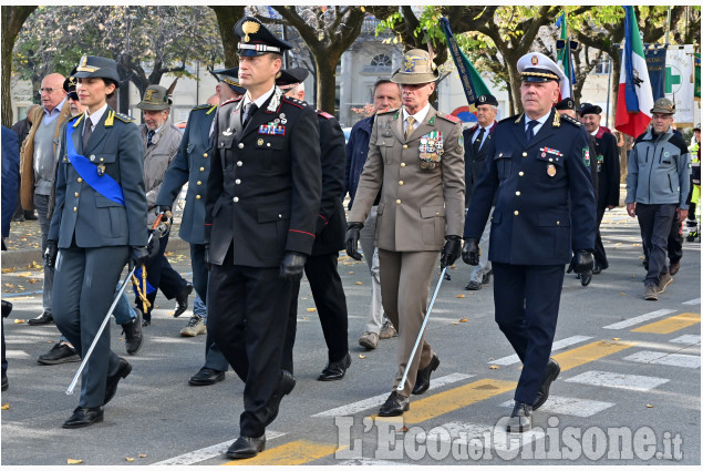 Pinerolo:Corteo dal Municipio e deposizione di una corona al Monumento ai Caduti in Piazza 3° Alpini. 