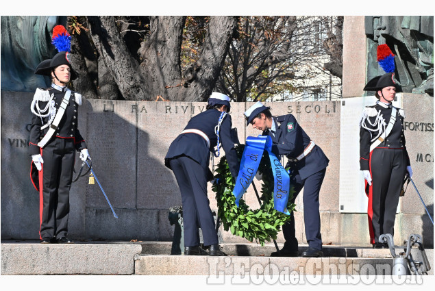 Pinerolo:Corteo dal Municipio e deposizione di una corona al Monumento ai Caduti in Piazza 3° Alpini. 