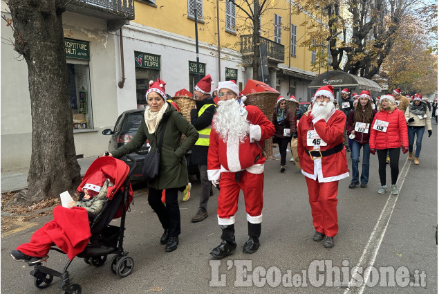 Pinerolo: La camminata dei Babbi Natale