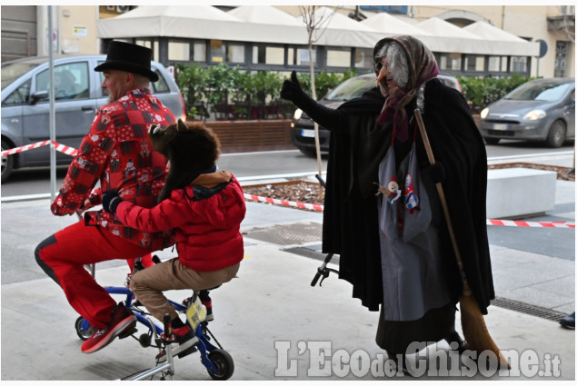 Pinerolo la Befana saluta i bambini nel centro