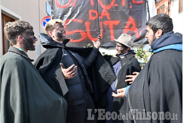 Frossasco, I Magnin, ricoperti di fuliggine sfilano in paese 
