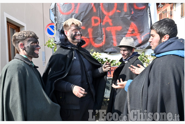 Frossasco, I Magnin, ricoperti di fuliggine sfilano in paese 