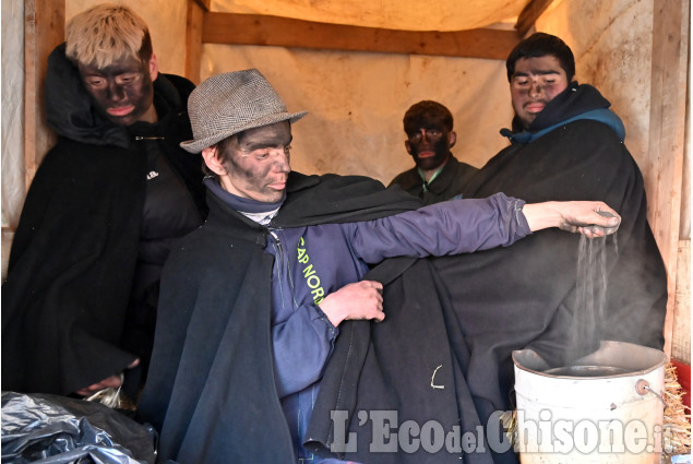 Frossasco, I Magnin, ricoperti di fuliggine sfilano in paese 