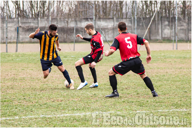 Calcio Seconda categoria: Tetti ferma Piossaschese