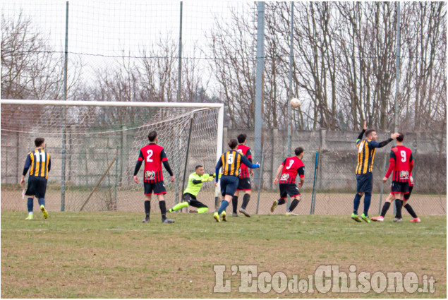 Calcio Seconda categoria: Tetti ferma Piossaschese