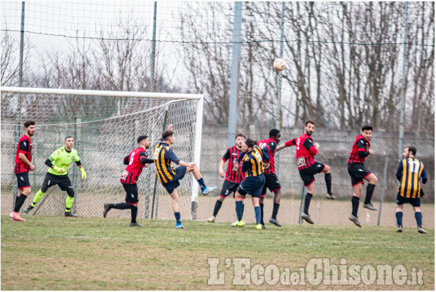 Calcio Seconda categoria: Tetti ferma Piossaschese