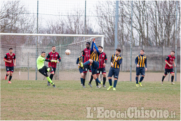 Calcio Seconda categoria: Tetti ferma Piossaschese