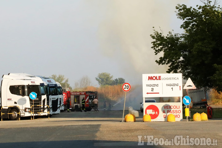 None: camion in fiamme, l'intervento dei Vigili del fuoco in via Pinerolo