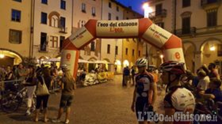 Da Pinerolo a Ventimiglia in mtb: la grande cavalcata è partita da piazza San Donato