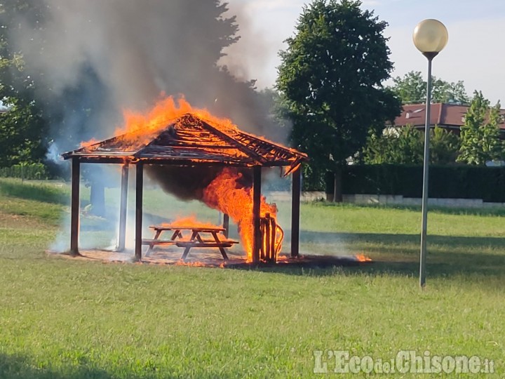 Rivalta: vandali 15enni al parco del castello, danno fuoco a un gazebo di legno