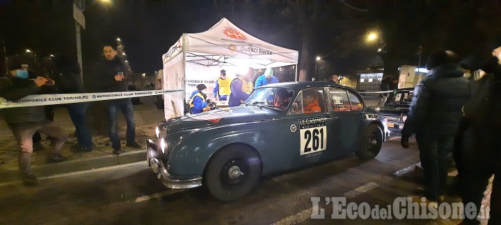 Rally Historique di Montecarlo: 120 auto d'epoca sono sfilate questa notte anche a Pinerolo