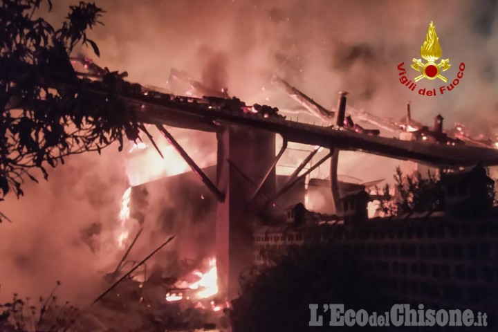 Pinerolo: spento l’incendio nel magazzino-deposito di stradale Baudenasca