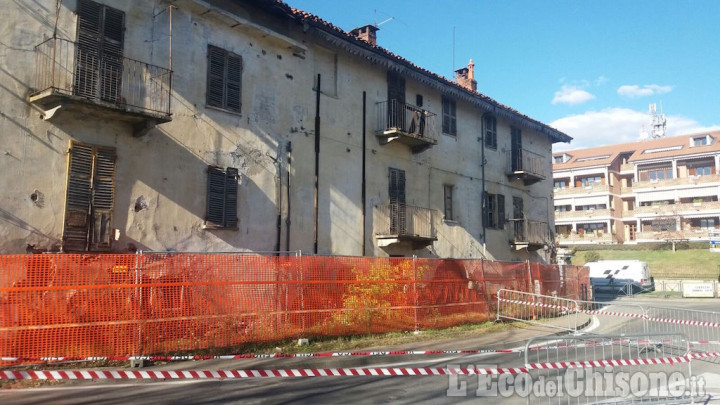 Vento a Pinerolo: strada transennata ad Abbadia per il fabbricato pericolante