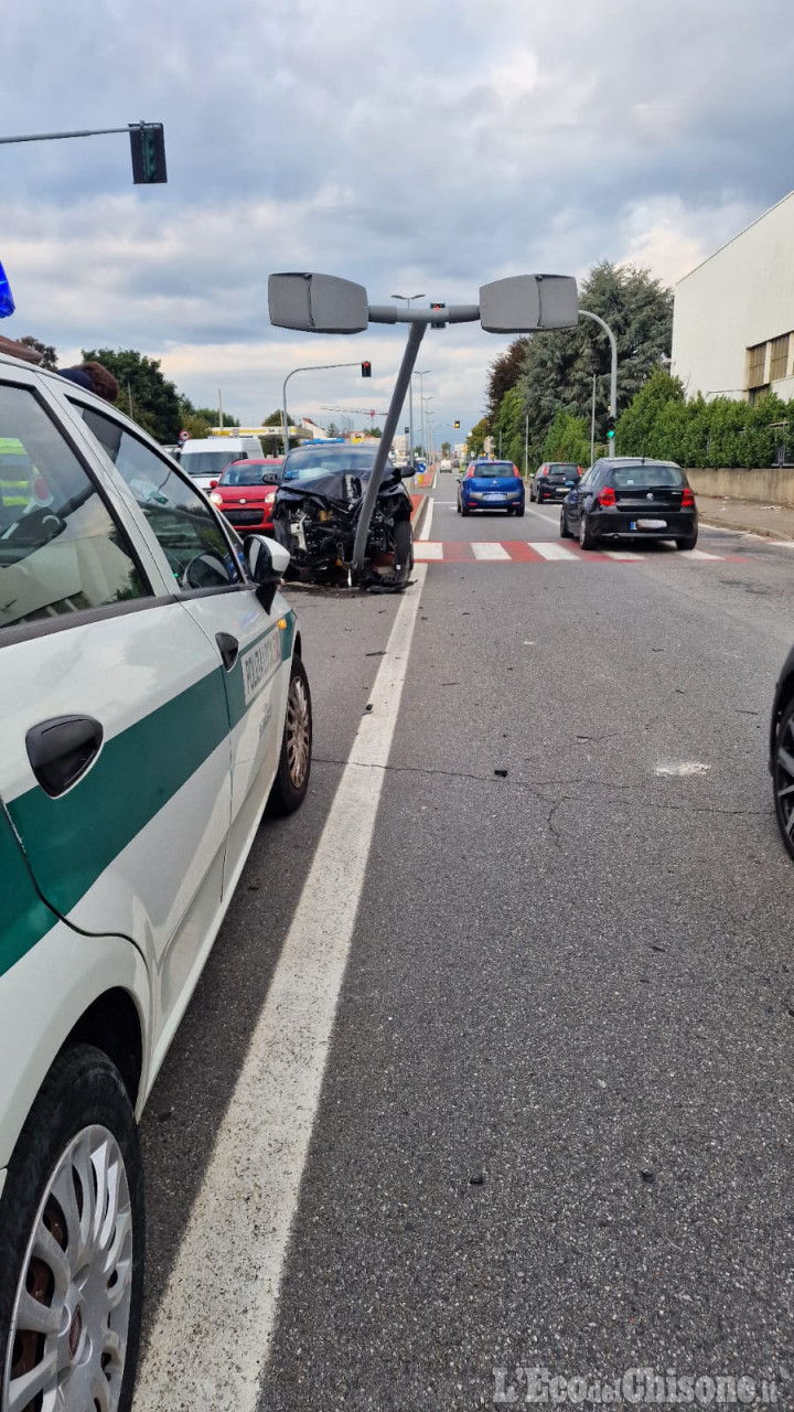 Beinasco: ubriaco al volante, finisce contro un palo della luce