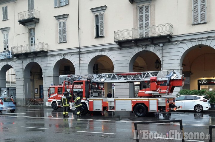 Pinerolo: fiamme in un locale in pieno centro, l'intervento dei Vigili del fuoco