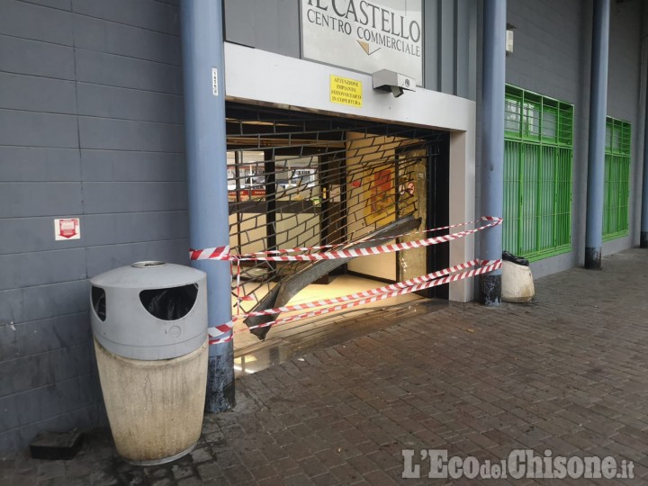 Nichelino: furgone-ariete per sfondare la saracinesca del centro commerciale