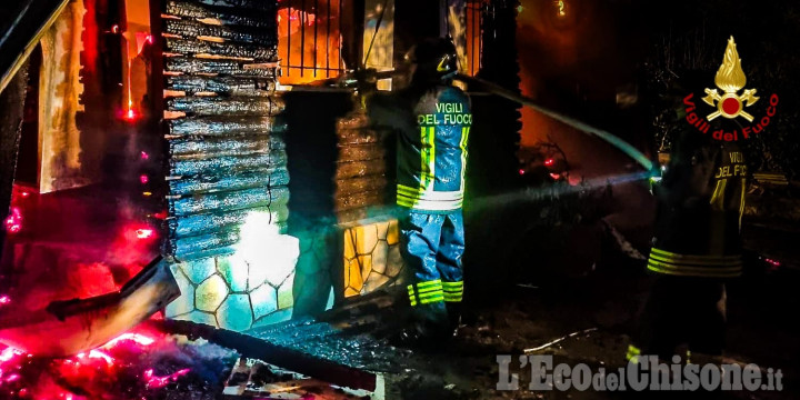 Cumiana: incendio in un edificio di strada Verna, l'intervento dei Vigili del fuoco