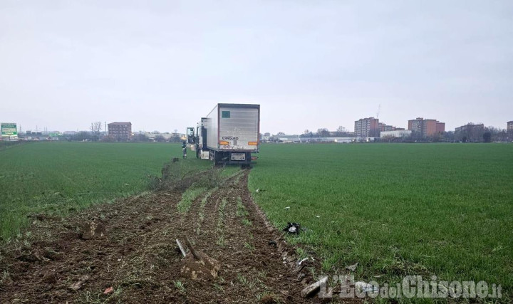 Nichelino: tir fuori strada a Debouchè, incidente sulla tangenziale sud