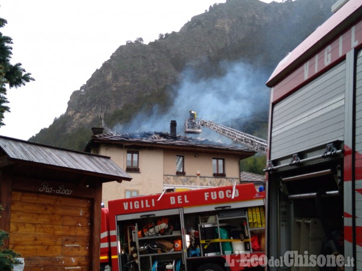 Fenestrelle: fiamme sul tetto di una casa in frazione Depot