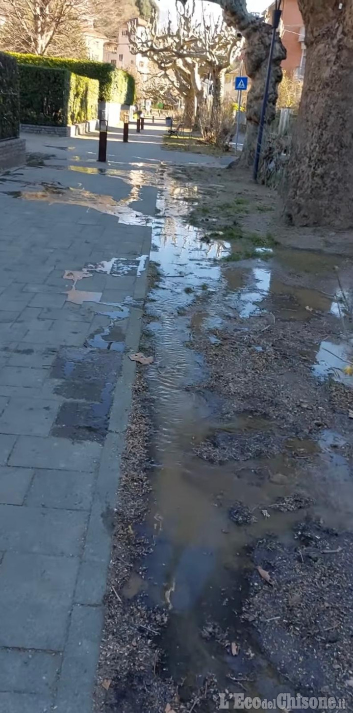 Torre Pellice: guasto di una tubazione in Viale Dante