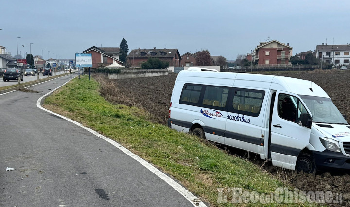 Vinovo: malore all'autista, scuolabus finisce fuori strada. Illesi i bambini a bordo